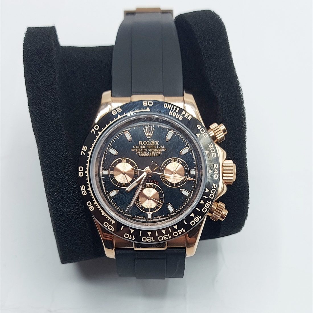 Rolex Cosmograph Daytona — Zlatno kućište, crni brojčanik, gumeni remen
