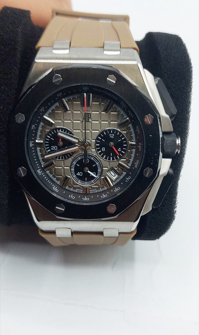 Audemars Piguet Royal Oak Offshore — Bež gumeni remen, crni bezel